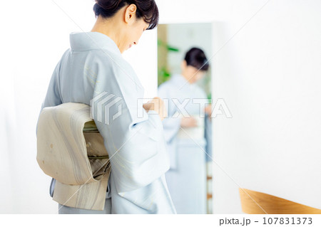 着付けをするミセス女性 107831373