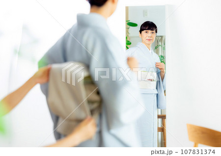 着付けをするミセス女性 107831374
