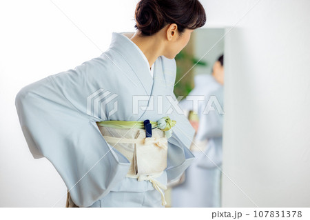 着付けをするミセス女性 107831378