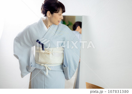 着付けをするミセス女性 107831380