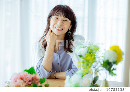 花束を持つ中年女性 花束を持つ中年女性 107831384