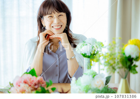 花束を持つ中年女性 107831386