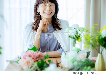 花束を持つ中年女性 花束を持つ中年女性 107831387
