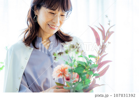 花束を持つ中年女性 107831392