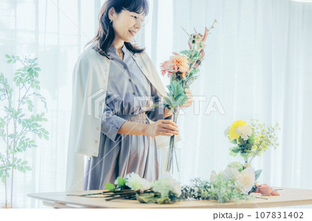 花束を持つ中年女性 107831402