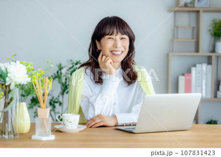 リビングでパソコンを使う女性 107831423