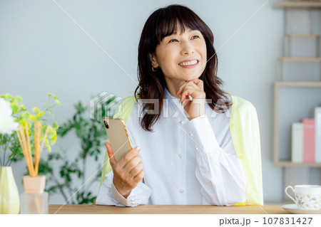 中年女性 スマホ 中年女性 スマホ 107831427