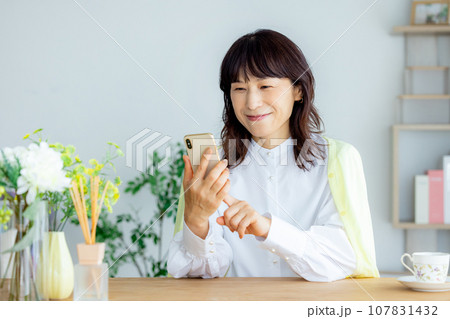 中年女性　スマホ 107831432