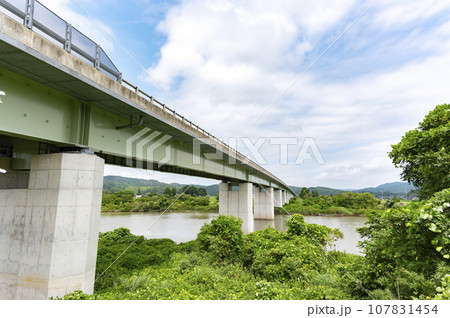 高速道路の高架橋 高速道路の高架橋 107831454