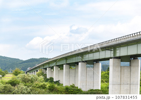 高速道路の高架橋 高速道路の高架橋 107831455