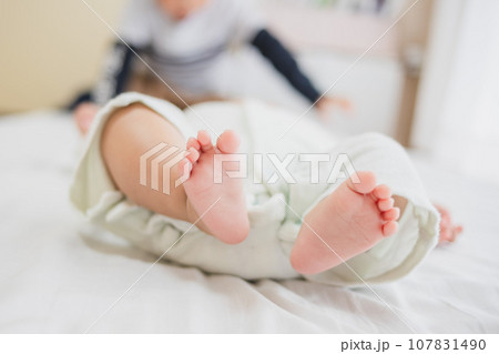 生まれたばかりの赤ちゃん 生まれたばかりの赤ちゃん 107831490
