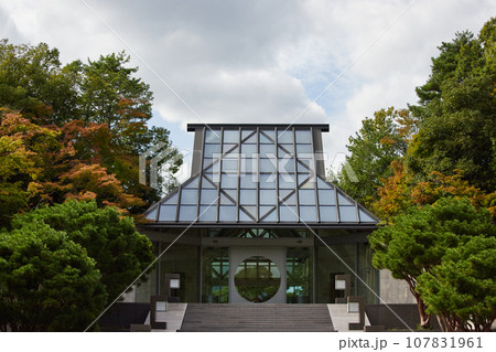 滋賀県のミホミュージアムの入り口の建物 滋賀県のミホミュージアムの入り口の建物 107831961