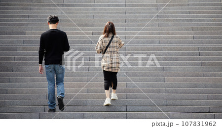 階段を登る男女夫婦の後姿 107831962