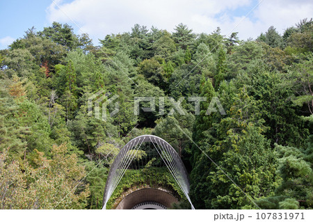 滋賀県のミホミュージアムのトンネルの風景 滋賀県のミホミュージアムのトンネルの風景 107831971