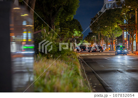 夜の街を走り回るタクシー 夜の街を走り回るタクシー 107832054