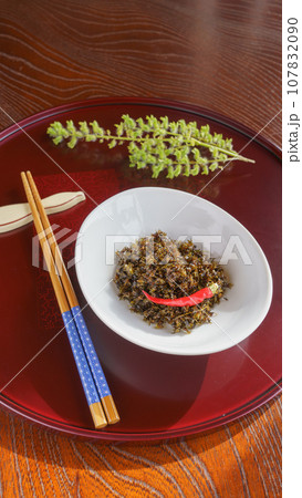 紫蘇の実の佃煮と緑のシソの実 107832090