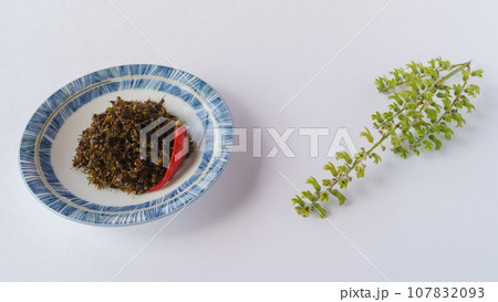 紫蘇の実の佃煮と緑のシソの実 107832093