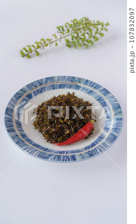 紫蘇の実の佃煮と緑のシソの実 紫蘇の実の佃煮と緑のシソの実 107832097