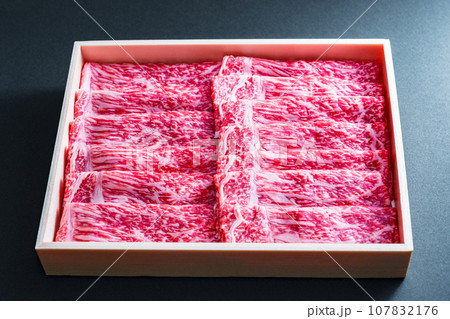 箱入り の すき焼き 用 の 牛肉 【 ふるさと納税 の 返礼品 の イメージ 】 箱入り の すき焼き 用 の 牛肉 【 ふるさと納税 の 返礼品 の イメージ 】 107832176