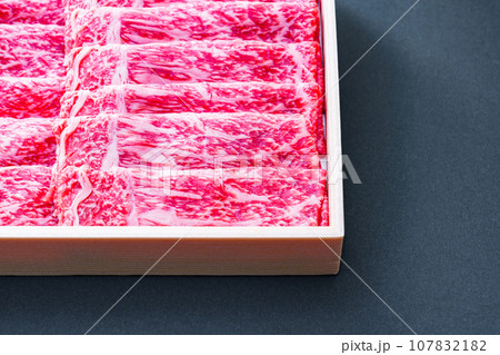 箱入り の すき焼き 用 の 牛肉 【 ふるさと納税 の 返礼品 の イメージ 】 箱入り の すき焼き 用 の 牛肉 【 ふるさと納税 の 返礼品 の イメージ 】 107832182