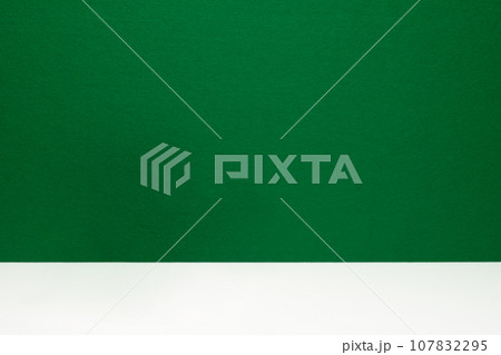 白い床と緑のフェルトの壁紙 白い床と緑のフェルトの壁紙 107832295