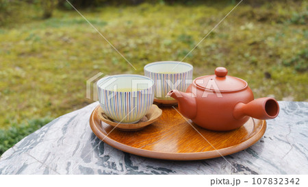 日本の緑茶イメージ|湯呑と急須 日本の緑茶イメージ|湯呑と急須 107832342