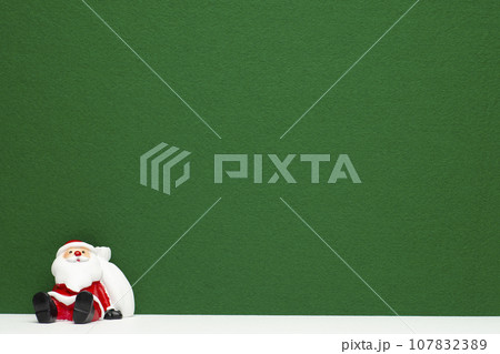 サンタクロースと緑の背景 107832389
