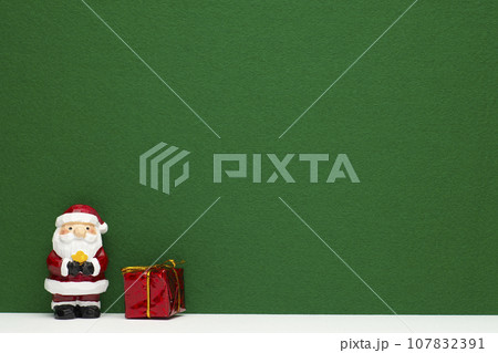 サンタクロースと緑の背景 107832391
