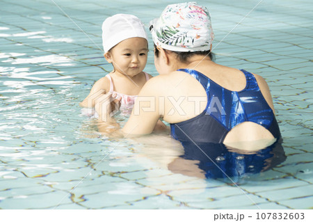 子供用プールで遊ぶ親子 子供用プールで遊ぶ親子 107832603