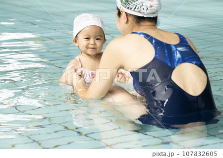 子供用プールで遊ぶ親子 子供用プールで遊ぶ親子 107832605