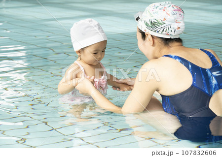 子供用プールで遊ぶ親子 子供用プールで遊ぶ親子 107832606