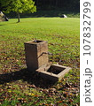 落ち葉の中の水飲み場 107832799