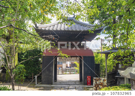 長建寺　朱色の竜宮門（京都市伏見区） 107832965