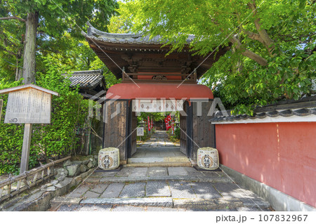 長建寺　朱色の竜宮門（京都市伏見区） 107832967
