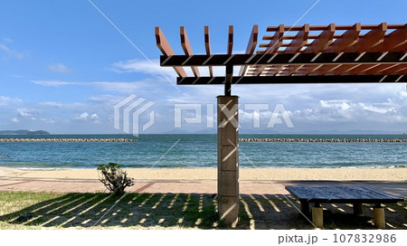 パーゴラの日陰越しに見る三河湾の海〈吉良ワイキキビーチ(宮崎海水浴場)/愛知県西尾市〉 パーゴラの日陰越しに見る三河湾の海〈吉良ワイキキビーチ(宮崎海水浴場)/愛知県西尾市〉 107832986