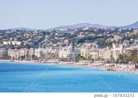 フランス、ニースの地中海の景色 フランス、ニースの地中海の景色 107833231