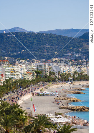 フランス、ニースの地中海の景色 107833241