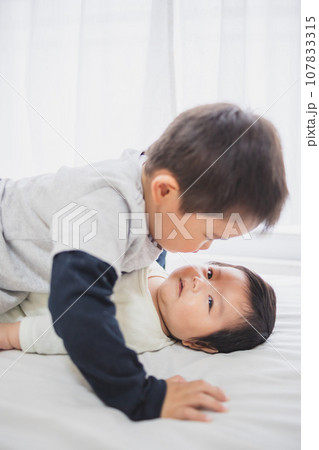 赤ちゃんを見る 107833315
