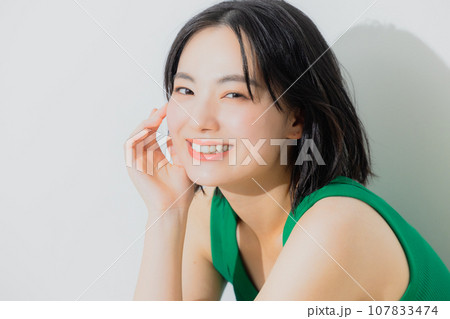 緑色のタンクトップの女性　 107833474