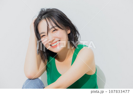 緑色のタンクトップの女性 緑色のタンクトップの女性 107833477