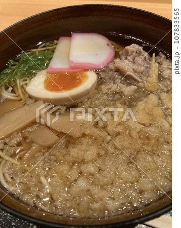 新大阪駅の構内で食べる「新大阪そば牛肉入り」 新大阪駅の構内で食べる「新大阪そば牛肉入り」 107833565