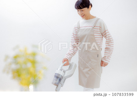 掃除機をかける女性 107833599