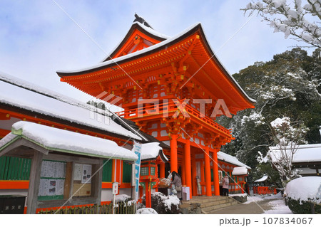 積雪の京都市 世界遺産上賀茂神社の楼門 積雪の京都市 世界遺産上賀茂神社の楼門 107834067