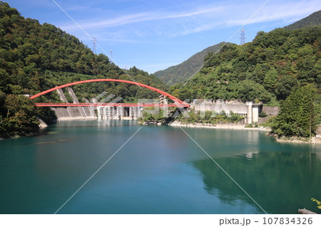 ダム湖の風景 107834326