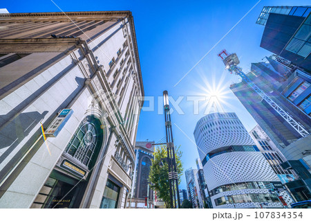 日本の東京都市景観 明日へ。脱コロナ、銀座や銀座駅出入口。青空が広がる…輝く時代へ=10月16日 日本の東京都市景観 明日へ。脱コロナ、銀座や銀座駅出入口。青空が広がる…輝く時代へ=10月16日 107834354