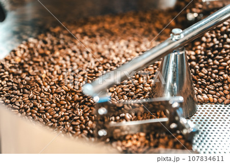 コーヒー豆焙煎 107834611