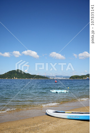 広島県安芸郡坂町　ベイサイドビーチ坂 SUPボード 107835141