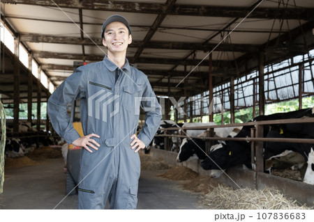 牛舎と作業員の男性 107836683