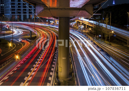 夜の歩道橋から見た夜にライトアップされた車の光跡 夜の歩道橋から見た夜にライトアップされた車の光跡 107836711