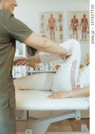 Therapist woman in massage cabinet conducting examination 107837530